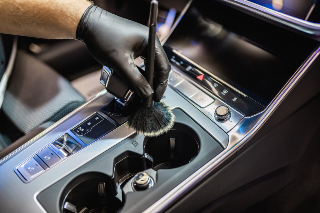 Auton sisäpuhdistus Revontuli Autopesussa Raumalla